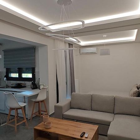 Ina'S Crib Hotel Sindos Ngoại thất bức ảnh